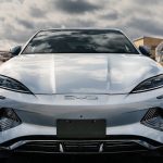 Audi Revela Novo Supercarro Em Acao Testes Na Pista Mostram Performance Impressionante A silver sports car parked in a parking lot