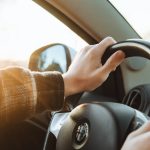 Presidente Da Toyota Agita Bandeiras Da Nissan Em Video Viral O Que Esse Gesto Revelador Significa Para O Mercado a person holding the steering wheel of a car